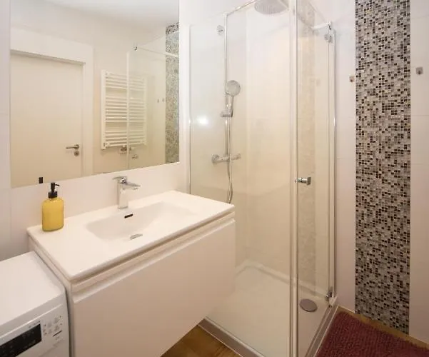 Maya's Flats & 74 - Swietej Barbary